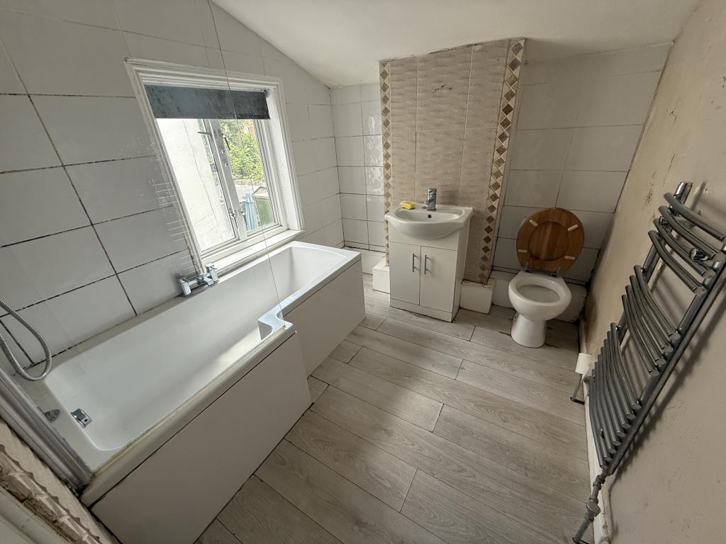 Lot: 154 - END-TERRACE PROPERTY FOR UPDATING - Family bathroom